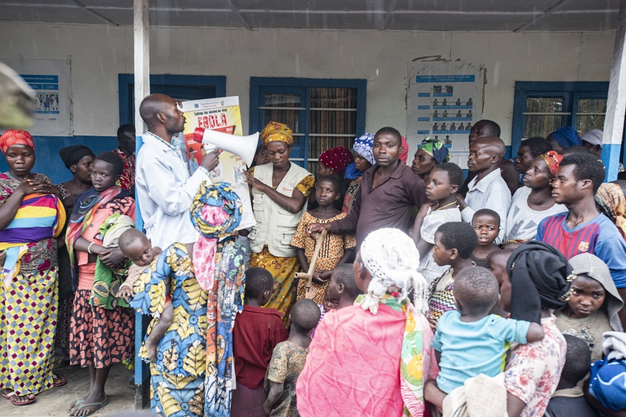Johanniter-Mitarbeiter klären über Ebola auf und bauen so das Misstrauen in der Bevölkerung ab.
