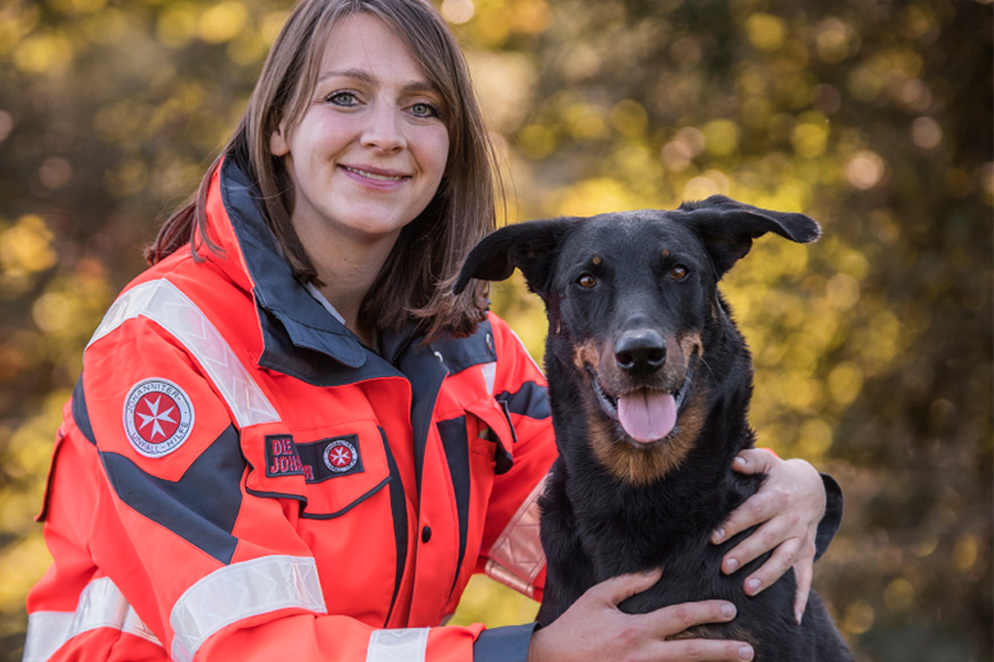 Saskia & Tokala von der Johanniter-Rettungshundestaffel Baden-Karlsruhe Saskia & Tokala von der Johanniter-Rettungshundestaffel Baden-Karlsruhe