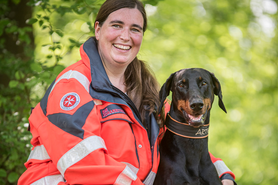 Susann & Arthur von der Johanniter-Rettungshundestaffel Baden-Karlsruhe Susann & Arthur von der Johanniter-Rettungshundestaffel Baden-Karlsruhe