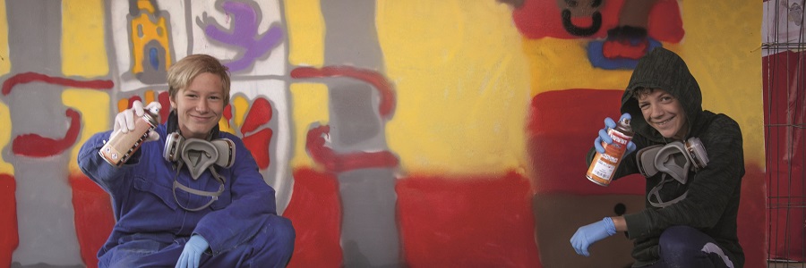 Den Graffiti-Workshop finden die Teenager cool.