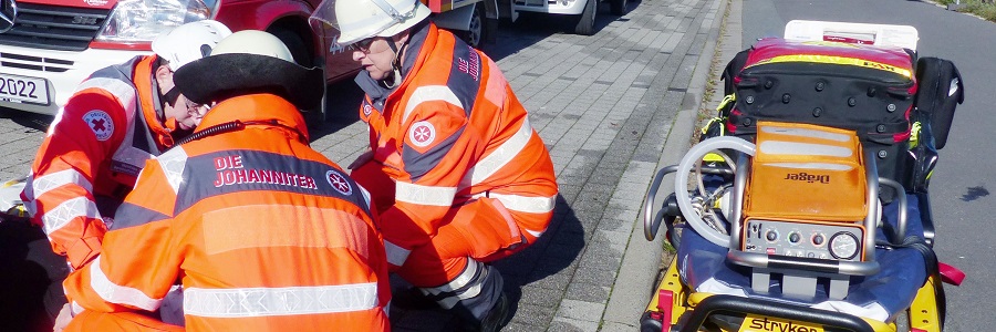 Verletzte werden versorgt.