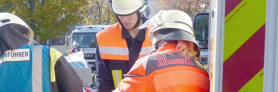 Helferinnen und Helfer trainieren den Notfall.