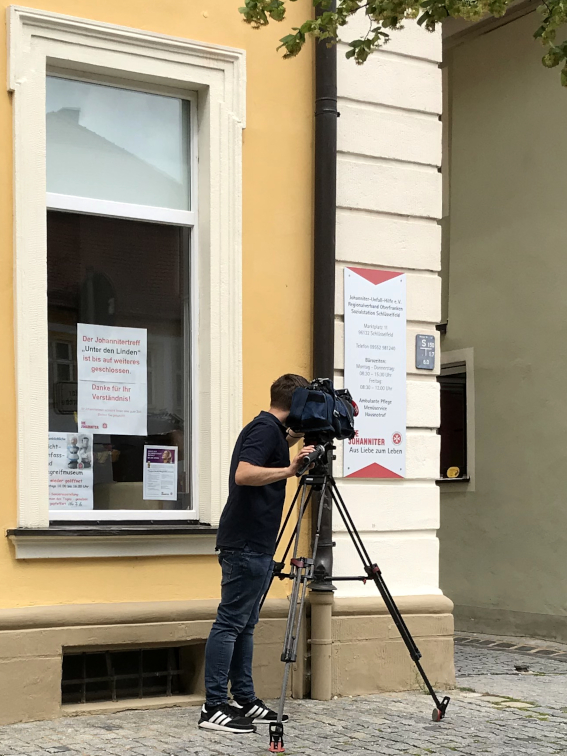 Kameramann von TV Oberfranken vor der Sozialstation Schlüsselfeld