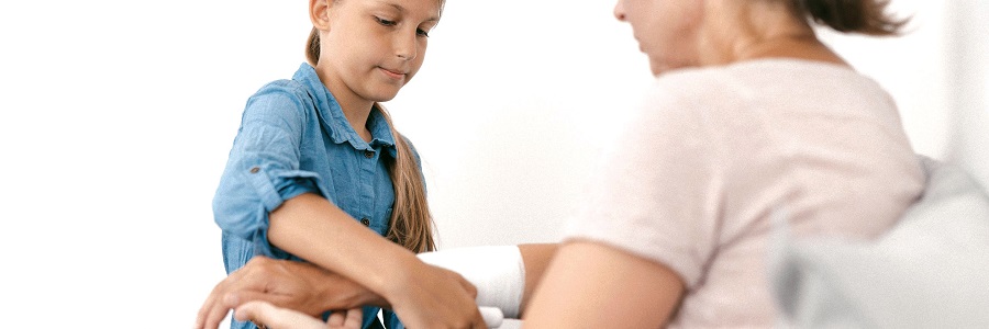 Die Johanniter möchten mit „superhands“ den rund 480.000 Kindern und Jugendlichen in Deutschland helfen, die Zuhause ein Familienmitglied pflegen.