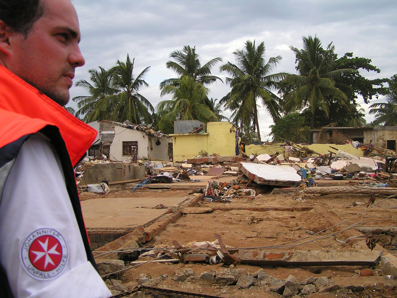 2004 fordert der Tsunami in Südostasien mehrere Hunderttausend Opfer. Die Johanniter leisten in Sri Lanka und Indonesien Soforthilfe.