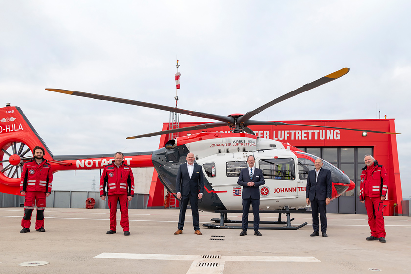 Gruppenfoto bei der Indienststellung des neuen Hubschraubers im November 2021