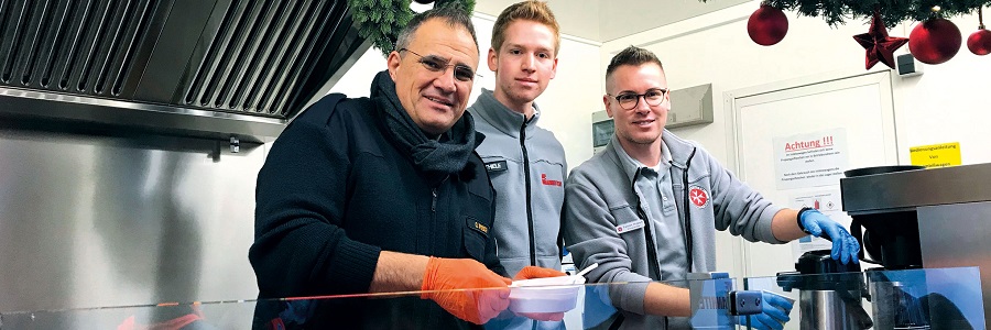 Heiße Gulaschsuppe, Kaffee und Tee zum Aufwärmen an kalten Tagen.