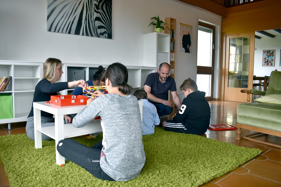 Mit Erwachsenen zusammen spielen, ist für viele der Kinder der Tarforster Regelwohngruppe neu.