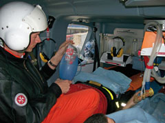 Die Versorgung und der Transport von Traumapatienten in ein Zentrum der Maximalversorgung, ist ein wesentlicher Bestandteil der Arbeit einer Rettungshubschrauber-Crew.