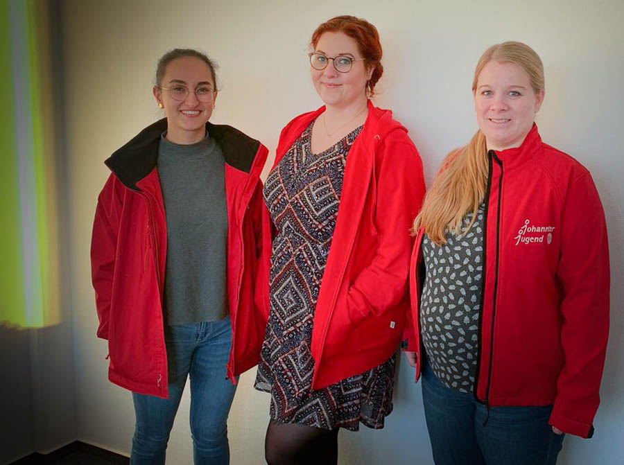 Die Mitglieder der Landesleitung in Niedersachsen/Bremen sind (v.r.n.l.): Lisa Schorr (Landesjugendleiterin), Steffanie Rohde (Landesjugendleiterin) und Selma Dag (stellv. Landesjugendleiter).