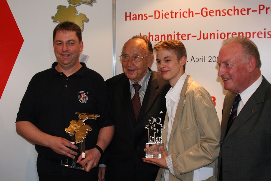 Preisträger 2007 Torsten Meyer (Disponent der Rettungsleitstelle in Nienburg), Hans-Dietrich Genscher, Dennis-Adrian Lorenc (Johanniter-Juniorenpreis) und Hans-Peter von Kirchbach (Präsident der Johanniter-Unfall-Hilfe e.V.) bei der Preisverleihung 2007.