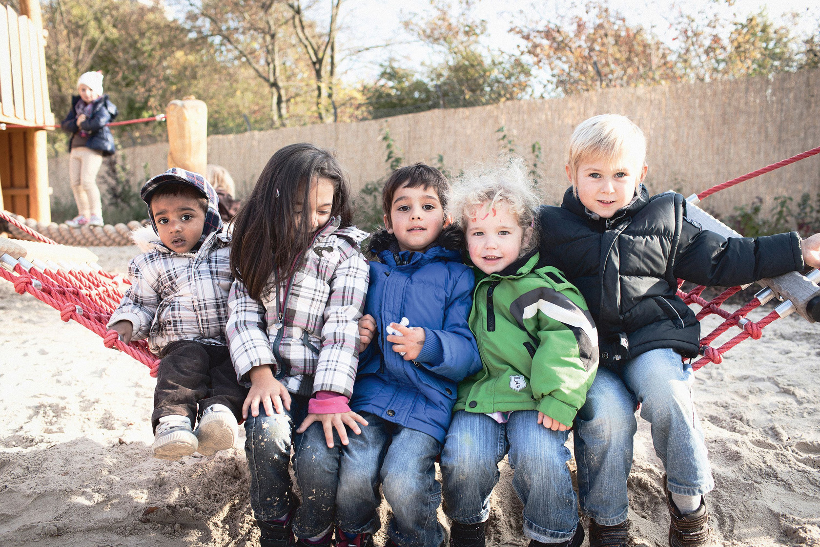Kita Image Foto 5 Kinder auf einem Seil sitzend