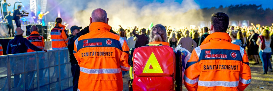 Im Einsatz, wenn andere feiern: Unsere ehrenamtlichen Einsatzkräfte im Sanitätsdienst sorgen auf Festivals und Veranstaltungen für schnelle medizinische Versorgung im Notfall.