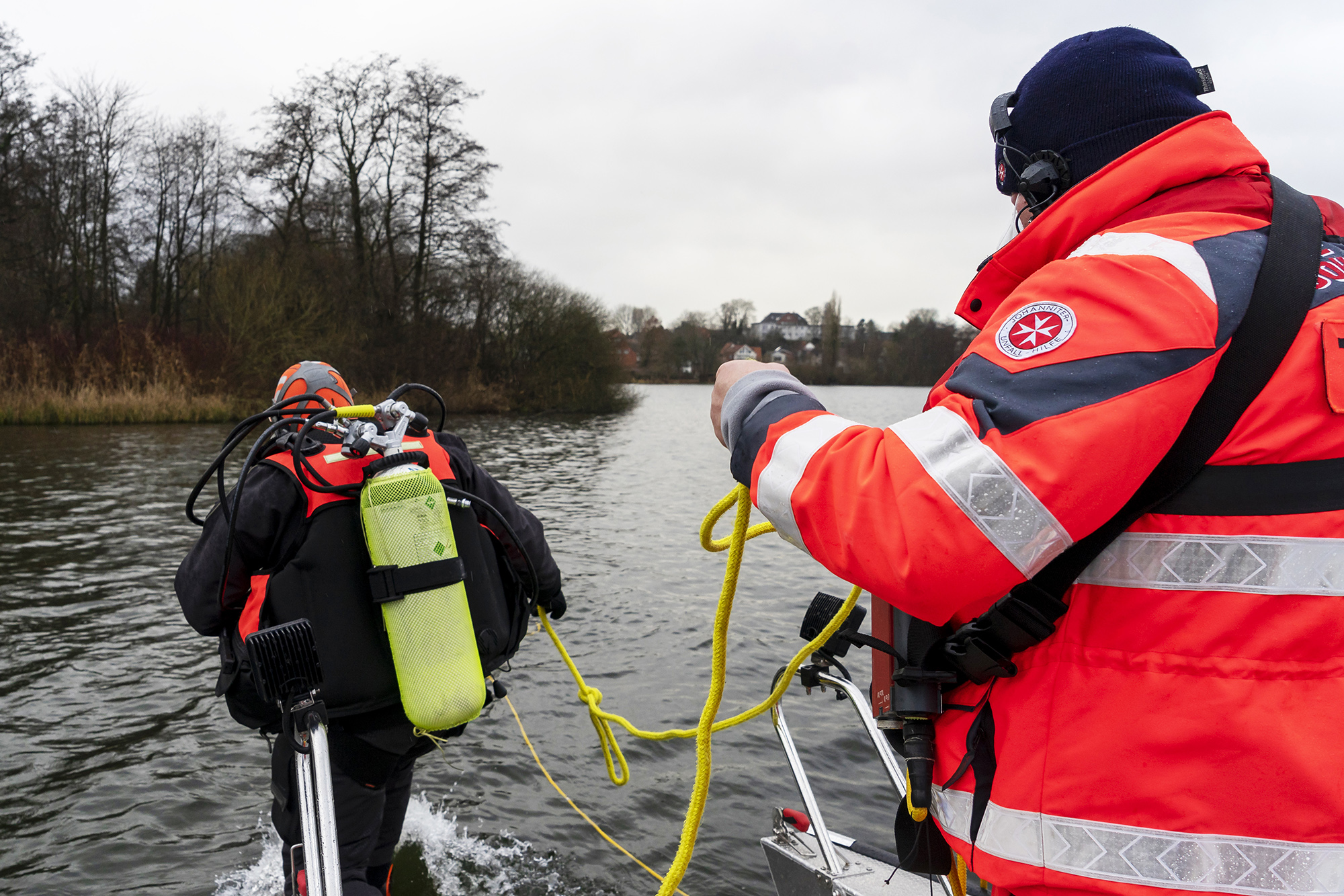 Tauchergruppe Eutin Die Taucher gehen im Eutiner See ins Wasser