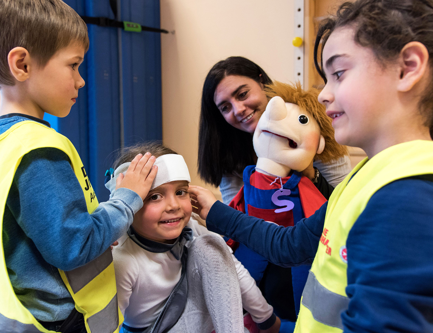 Wie legt man einen Kopfverband an? Das lernen Kinder bei den Blaulichtzwergen Wie legt man einen Kopfverband an? Das lernen Kinder bei den Blaulichtzwergen