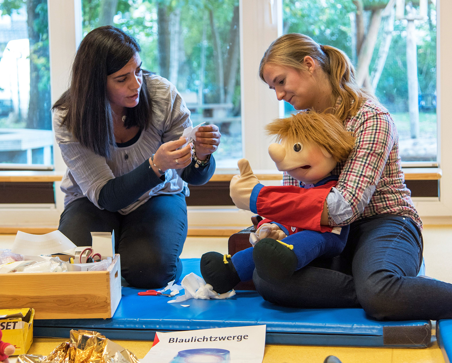Mit der Handpuppe Jona werden Erste-Hilfe-Maßnahmen kindgerecht vermittelt Mit der Handpuppe Jona werden Erste-Hilfe-Maßnahmen kindgerecht vermittelt