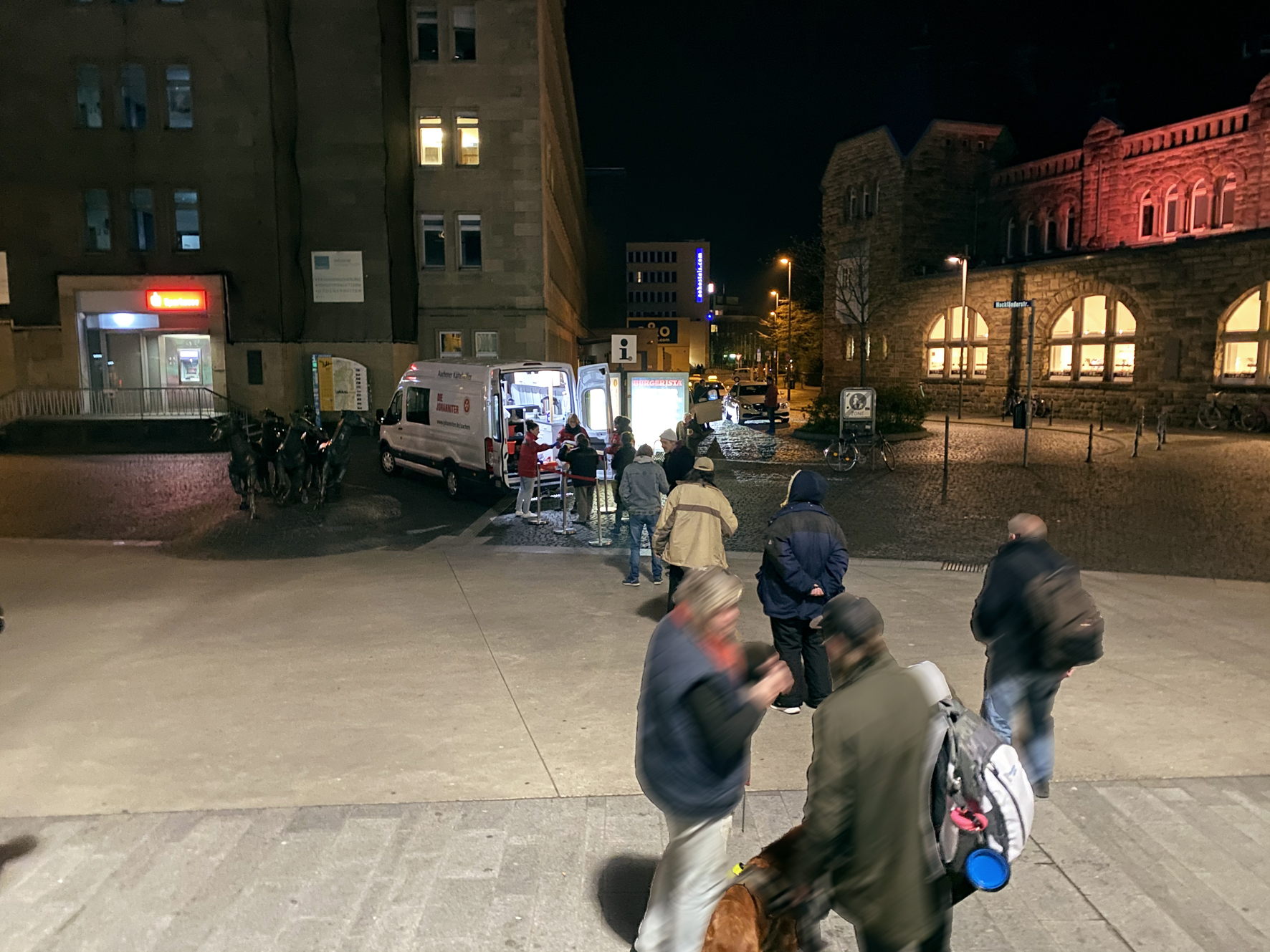 Aachener Kältehelfer Obdachlose warten vor dem Aachener Hauptbahnhof auf die Ausgabe von warmem Essen