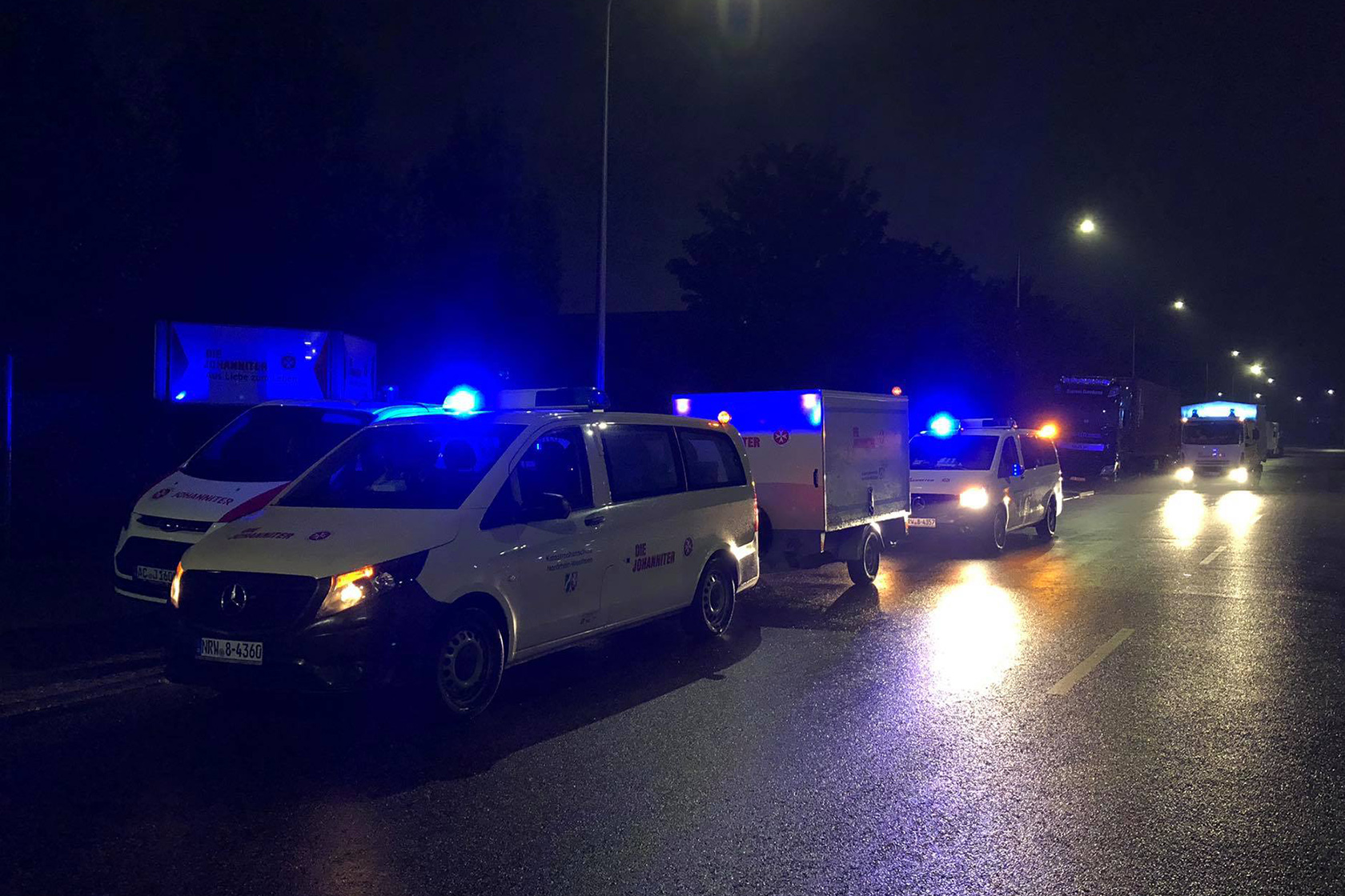 Bevölkerungsschutz in der Unwetterlage Johanniter-Fahrzeuge mit Blaulicht im Dunkeln vor dem Ausrücken