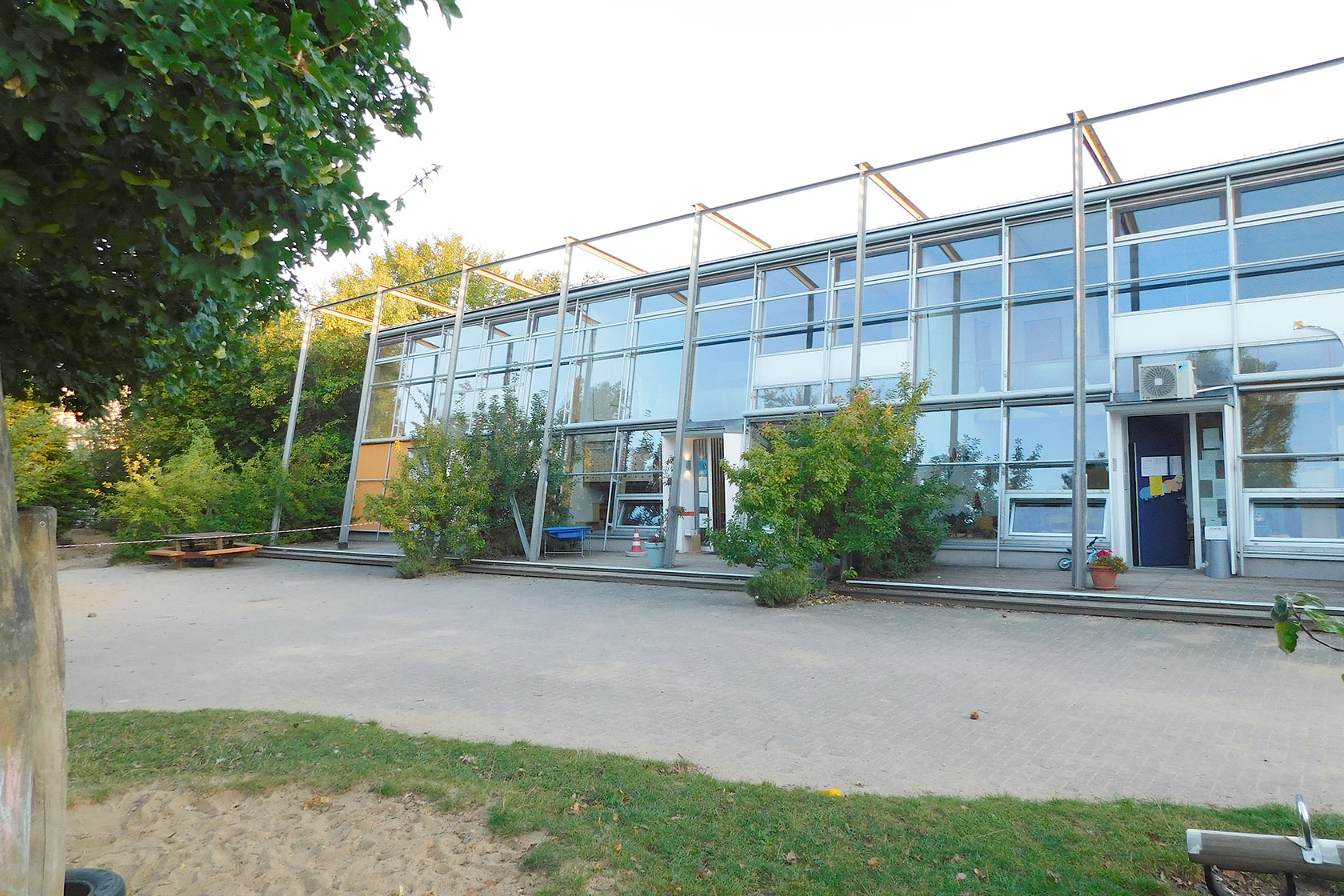 Johanniter-Kindertagesstätte Erkelenz Johanniter-Kindertagesstätte Erkelenz in der Gartenansicht mit einer großen verglasten Fläche