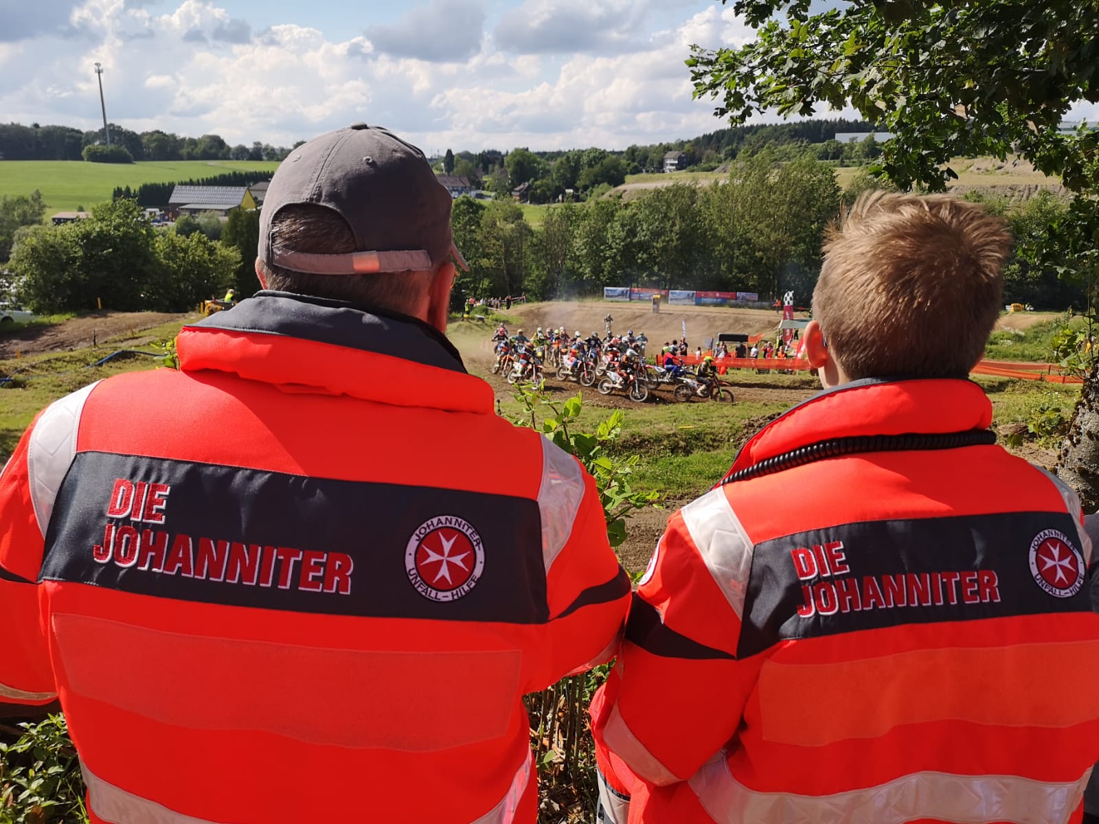 Teaser Ehrenamt Zwei Johanniter beim Sanitätsdienst während eines Motocross-Rennens