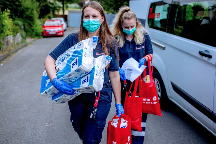 Auch in der Corona-Pandemie zeigen ehrenamtliche Johanniter vollen Einsatz: sie übernehmen den Einkauf, besorgen Medikamente, arbeiten in Teststationen und schenken immer ein offenes Ohr.
