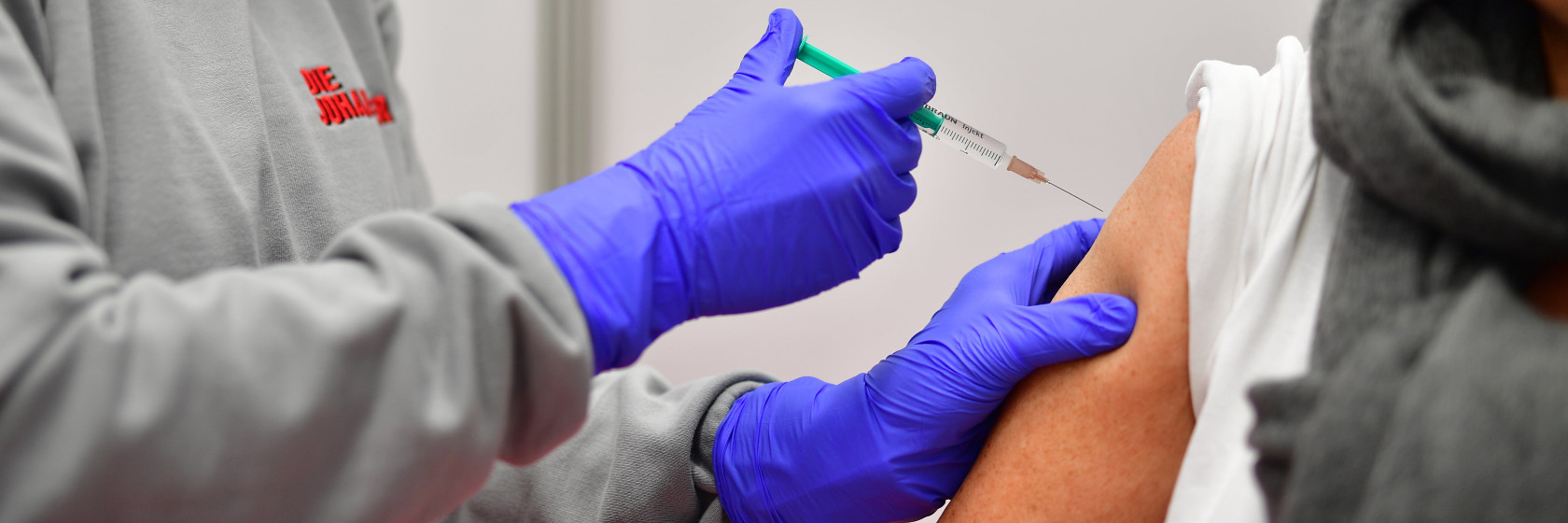 Eine Patientin wird im Impfzentrum der Johanniter in Osnabrück gegen Corona geimpft.