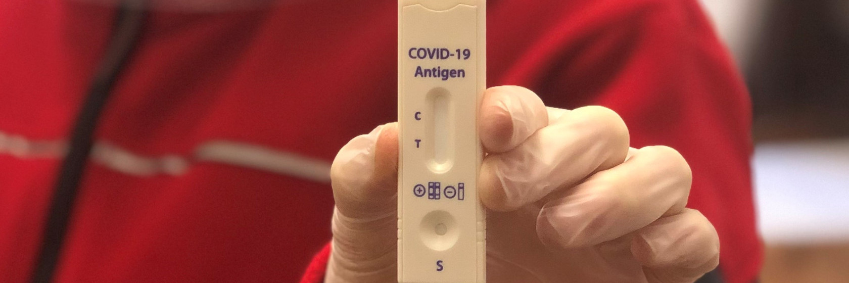 Eine Mitarbeiterin der Johanniter-Unfall-Hilfe zeigt einen Corona-Antigen-Schnelltest.