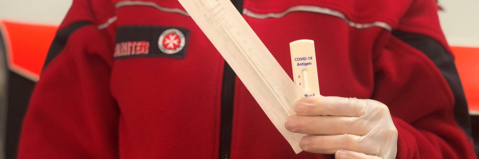 Eine Mitarbeiterin der Johanniter-Unfall-Hilfe zeigt einen Corona-Antigen-Schnelltest.