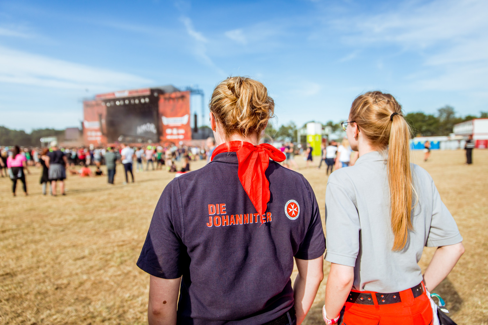 Zwei Helferinnen der Johanniter beim Deichbrand-Festival.