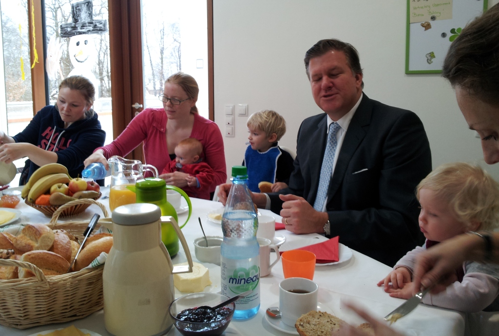 Herr Schmitz zu Gast beim Frühstück der Eltern-Kind-Gruppe