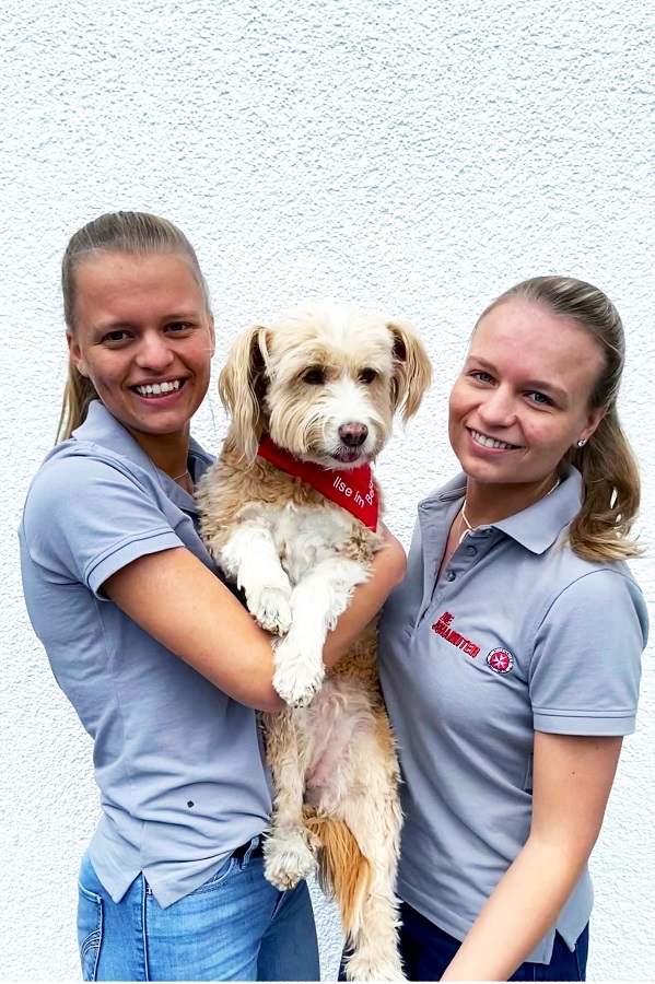 Marie und Lisa Möckl mit Besuchshundedame Ilse.