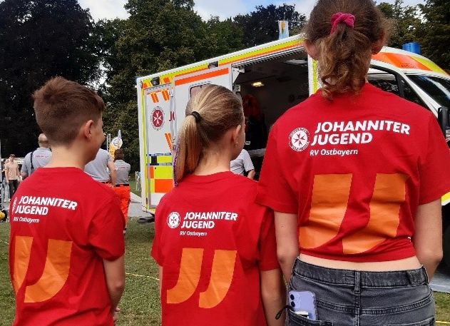Kinder und Jugendliche mit Johanniter-T-Shirts