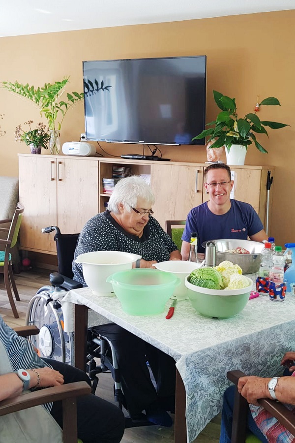 Gemeinsames Kochen mit den Seniorinnen in der Wohngemeinschaft Brieselang ist wichtig für ein wohliges Miteinander.