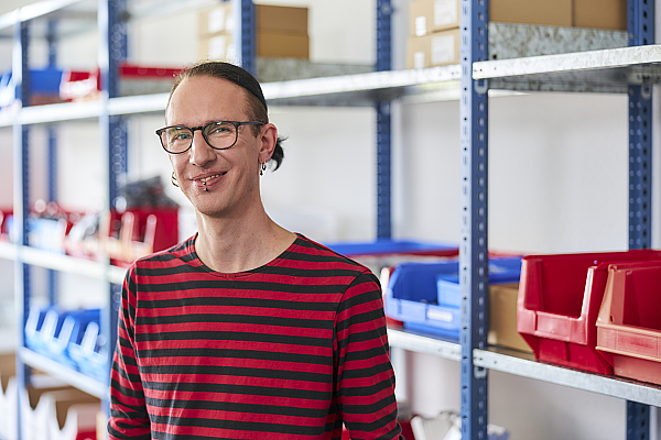 Junger Mann im Lager