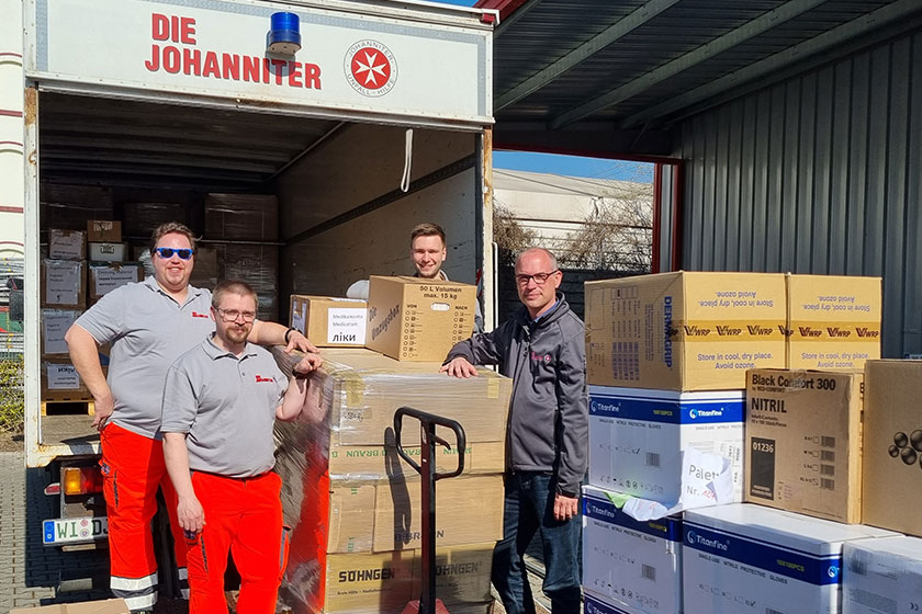 Wiesbadener Johanniter-Einsatzkräfte verladen Material zur humanitären Hilfe in der Ukraine.