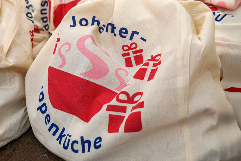 Beutel mit Sachspenden für Bedürftige am Frankfurter Kaisersack.