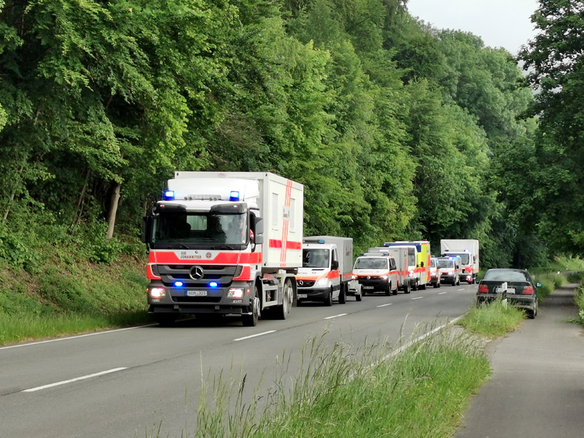 Die Johanniter-Einsatzfahrzeuge fahren gemeinsam zum Einsatzort.