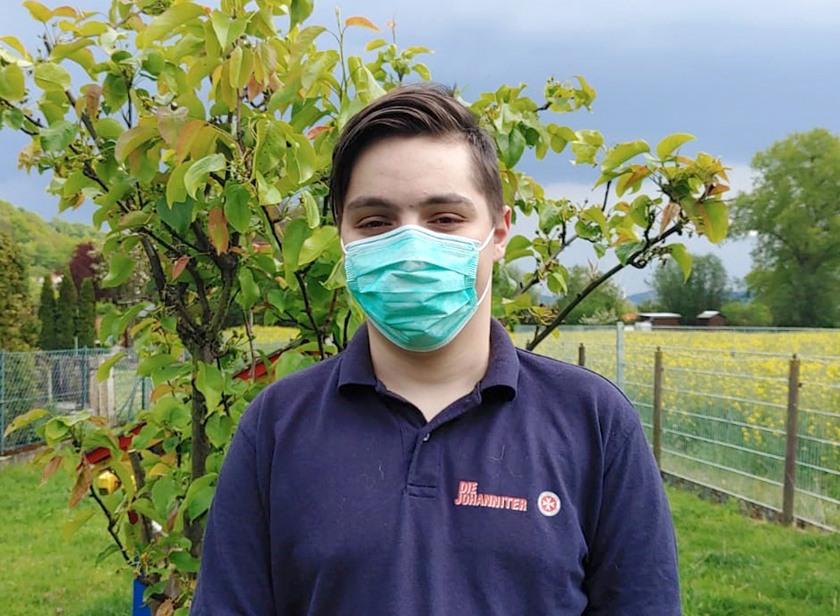 Bundesfreiwilligendienstleistender Nico mit Mund-Nase-Bedeckung