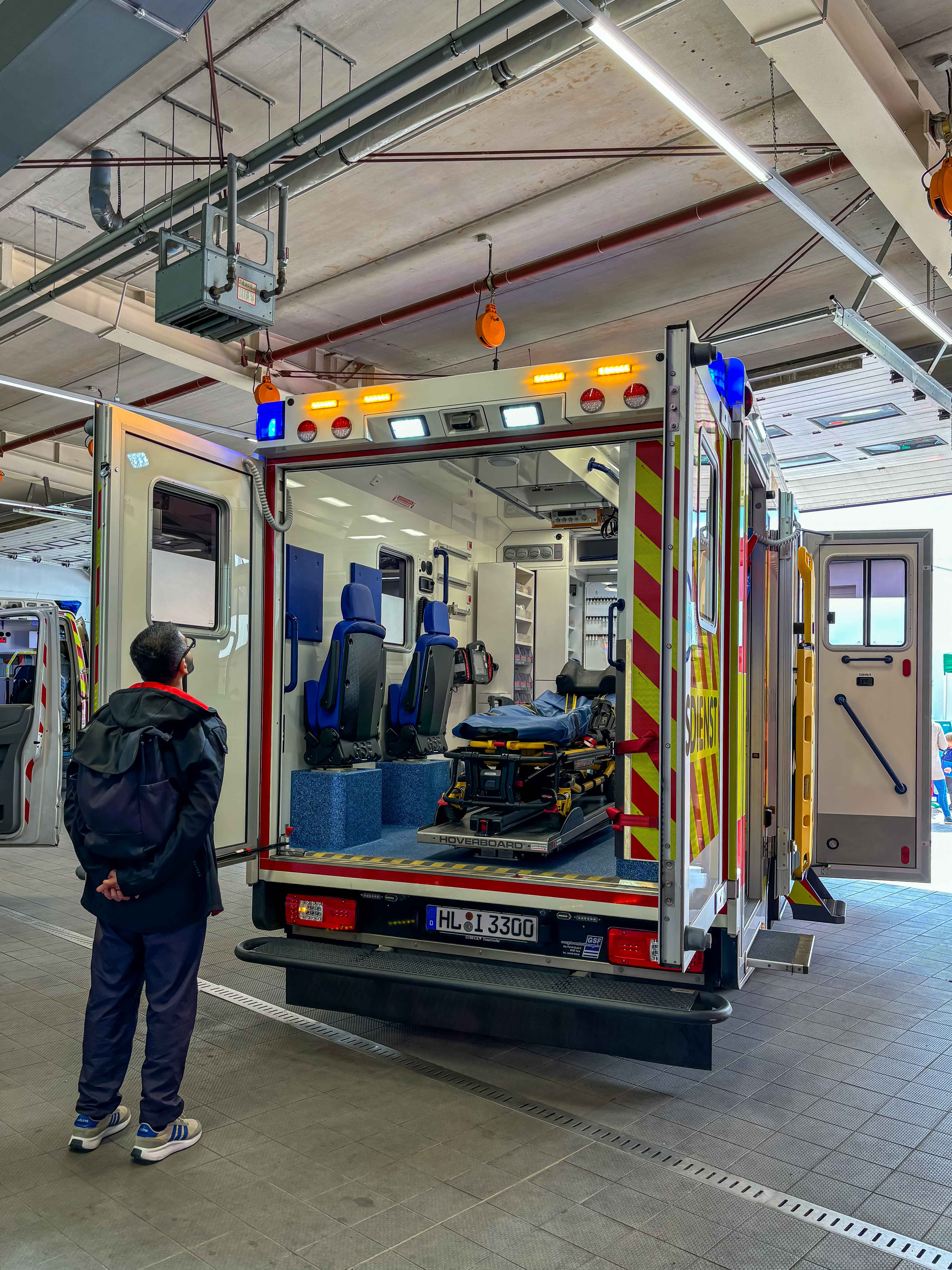 Ein Mann schaut sich das Innere eines Rettungswagen an.