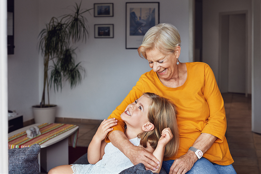 Hausnotruf - Oma mit Hausnotrufarmband innig mit Enkelin