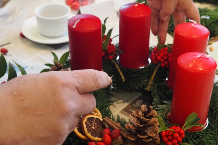 Gäste des Begegnungscafés basteln ihren Adventskranz selber