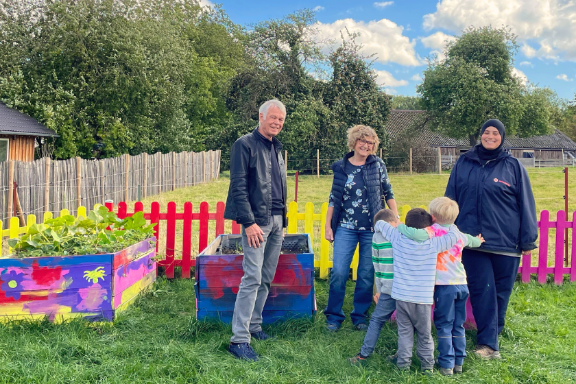Kita WiesenWichtel freuen sich über die Hochbeete, die durch die Stiftung Much möglich gemacht wurden.