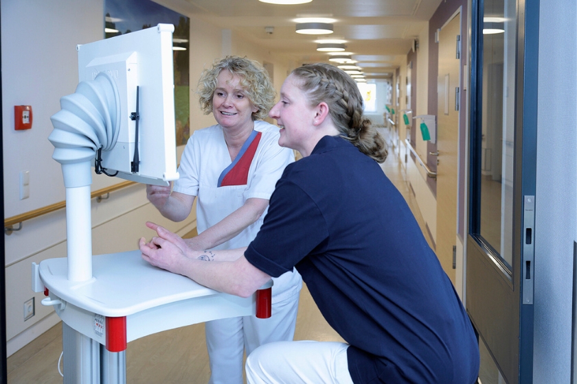 Hier zu sehen sind die Pflegerin Heike Kuchartski und die Physiotherapeutin Hanna Schmidt mit der elektronischen Patientenakte.