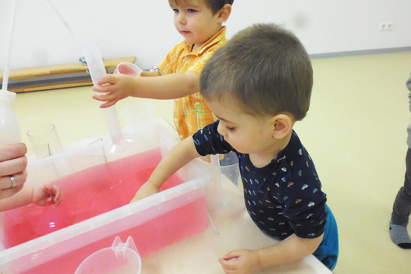 In verschiedenen Workshops wie der „Lernwerkstatt Wasser“ konnten die Kita-Kinder spielerisch naturwissenschaftliche Gesetzmäßigkeiten erkunden.