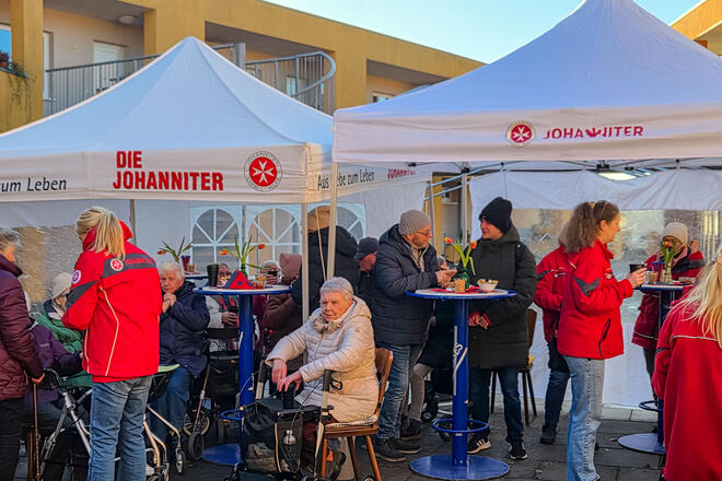 Bei kaltem, aber sonnigen Wetter kamen die Bewohnerinnen und Bewohner, Mitarbeitende der Johanniter sowie Gäste der Gemeinde beim Neujahrsempfang des Betreuten Wohnens Stockelsdorf zusammen.