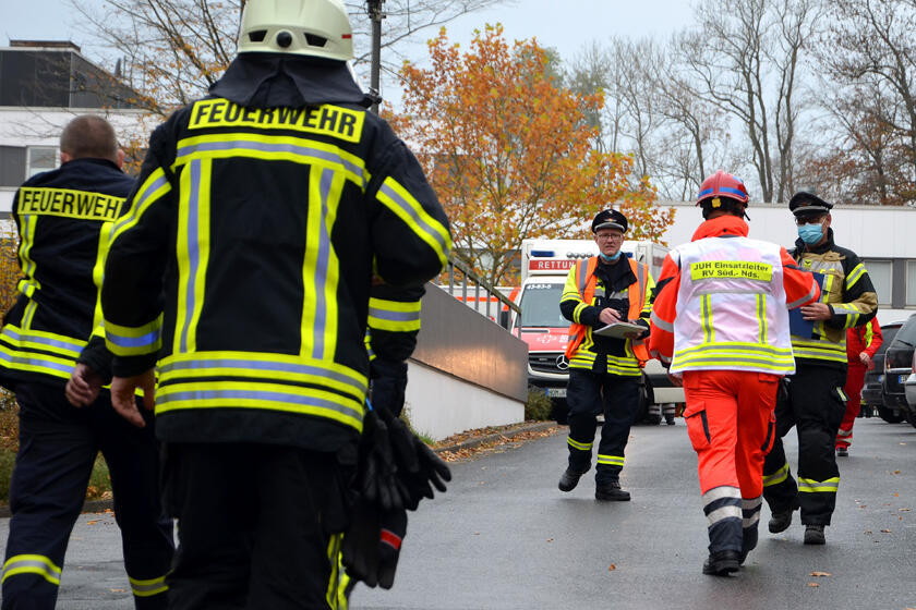 Zu sehen sind Johanniter und Feuerwehreinsatzkräfte auf dem Weg zum Einsatzort.