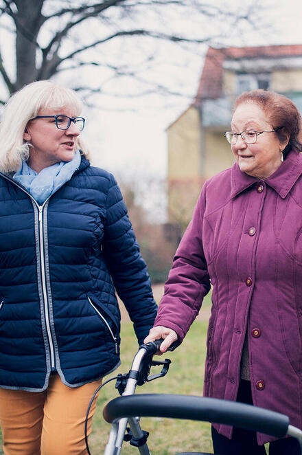 Zwei Damen gehen am Johanniter-Stift in Elze spazieren