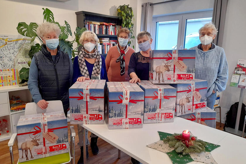 Quartierstreff Besucherinnen und Besucher gemeinsam mit den Paketen