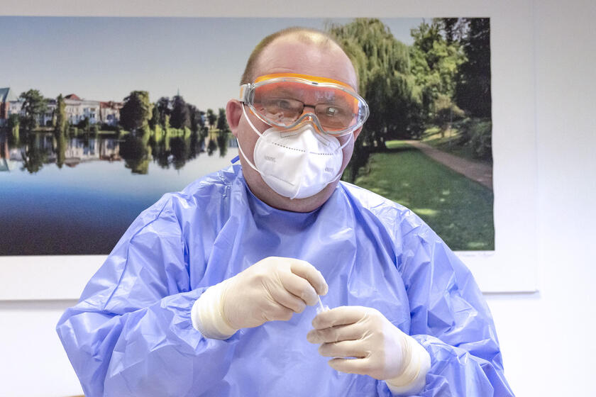 Matthias Rehberg führt an der Johanniter-Dienststelle Lübeck Antigen-Schnelltests durch.