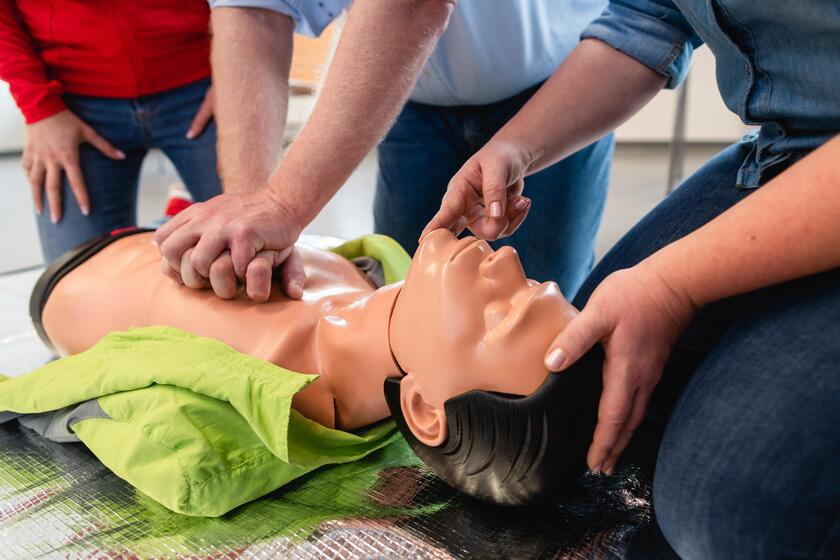 Üben einer Herzdruckmassage an einer Puppe